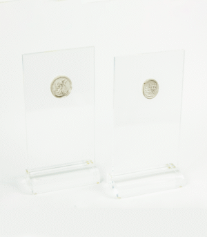 Acrylic glass base with white porcelain details