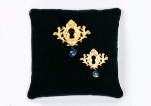 Gold platted large pin with «locker» design