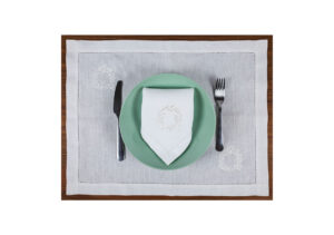 Set sous-plat and white linen towel with emboidered white wreath