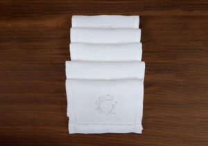Small coctail linen towel with emboidered wreath