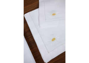 Square tablecloth with six sets of towels