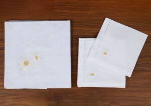 Square tablecloth with six sets of towels