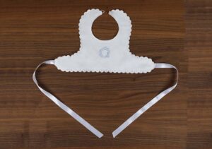 Baby's protective cloth with an embroidered pink wreath